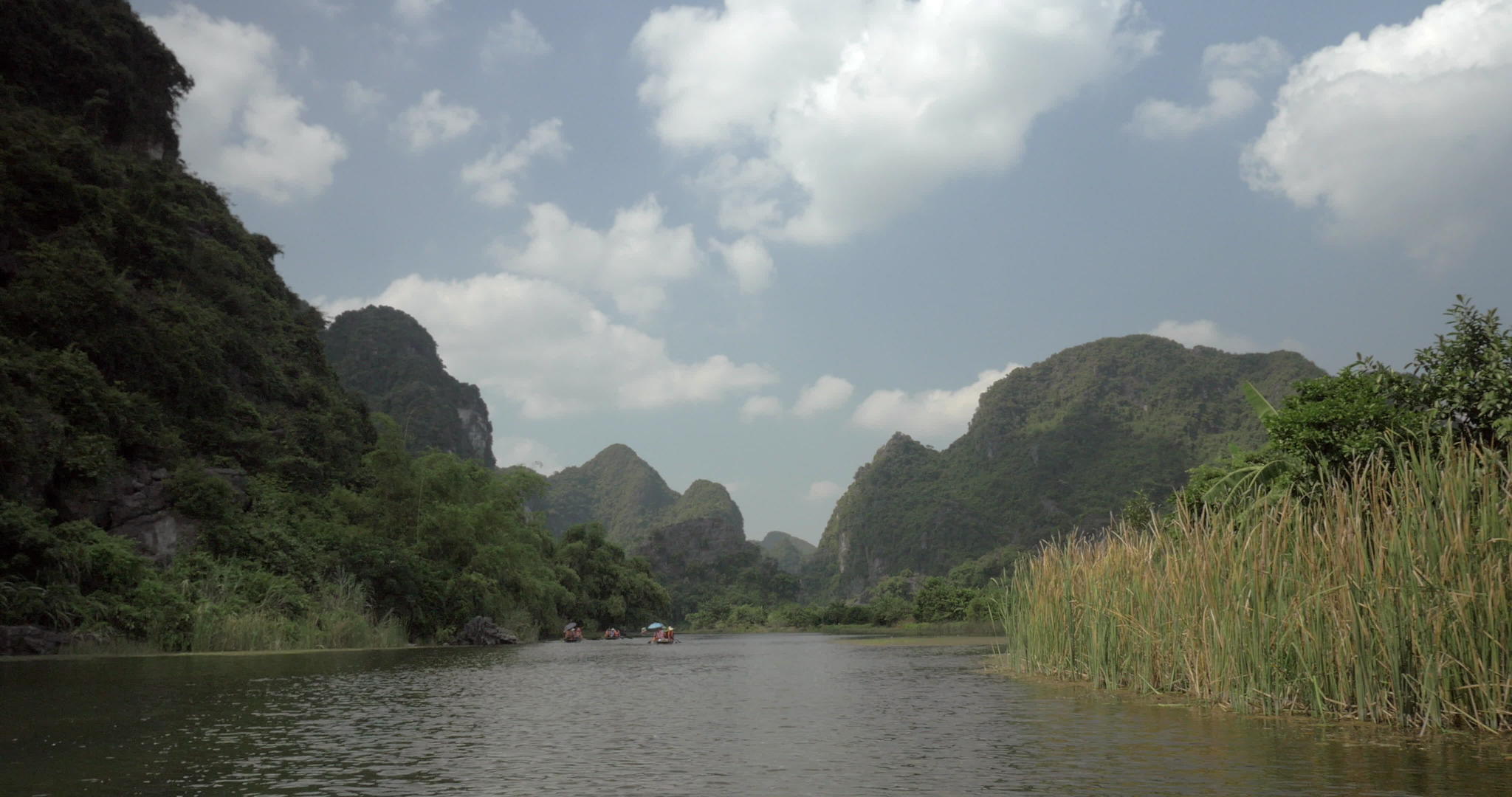 在哈诺伊河中游与游客一起乘坐美丽的河帆船视频的预览图