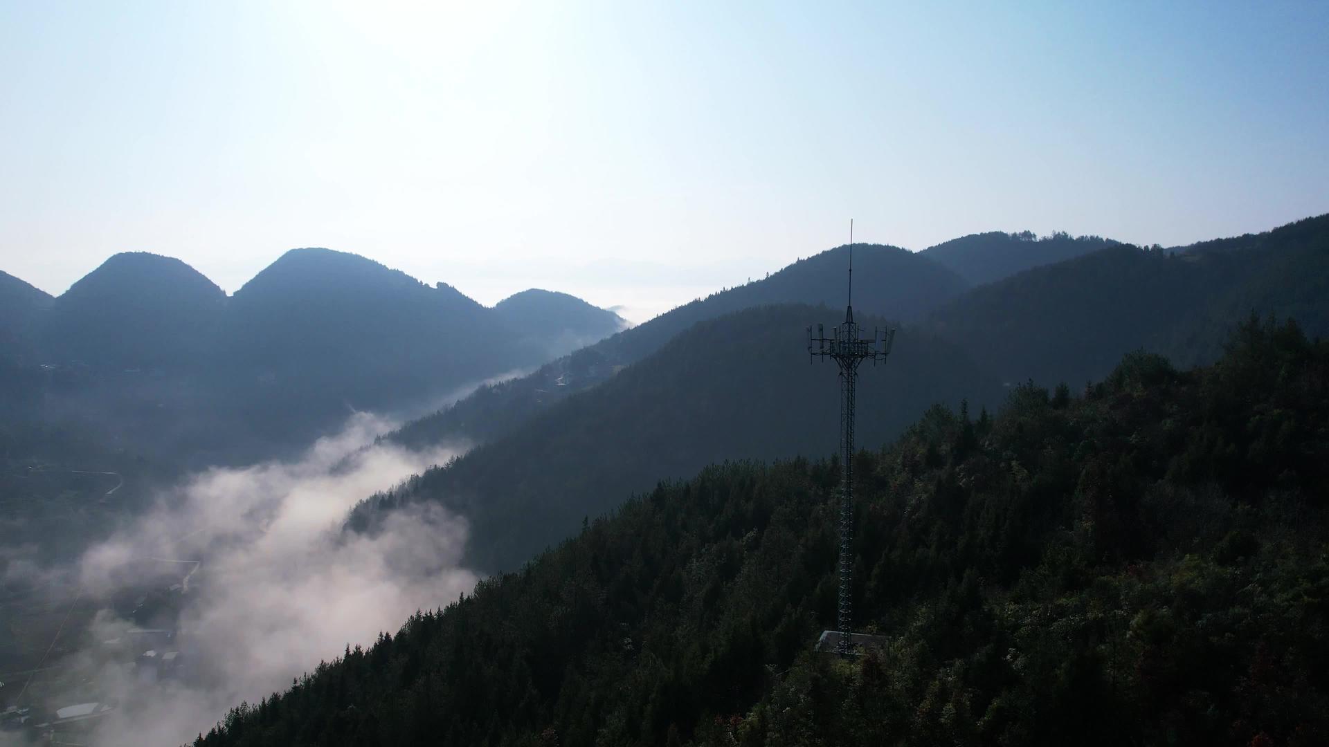 通信信号塔航拍视频4K矗立在山峰云海中视频的预览图