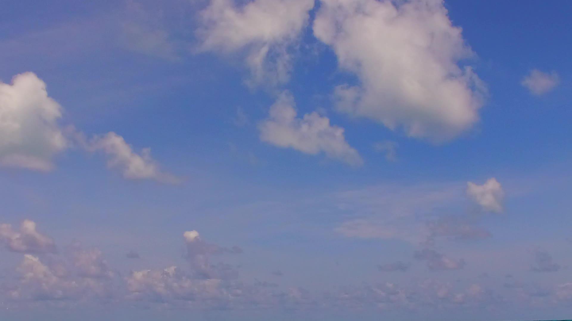 蓝色的海洋和棕榈树附近的白背景下的豪华岛屿视频的预览图