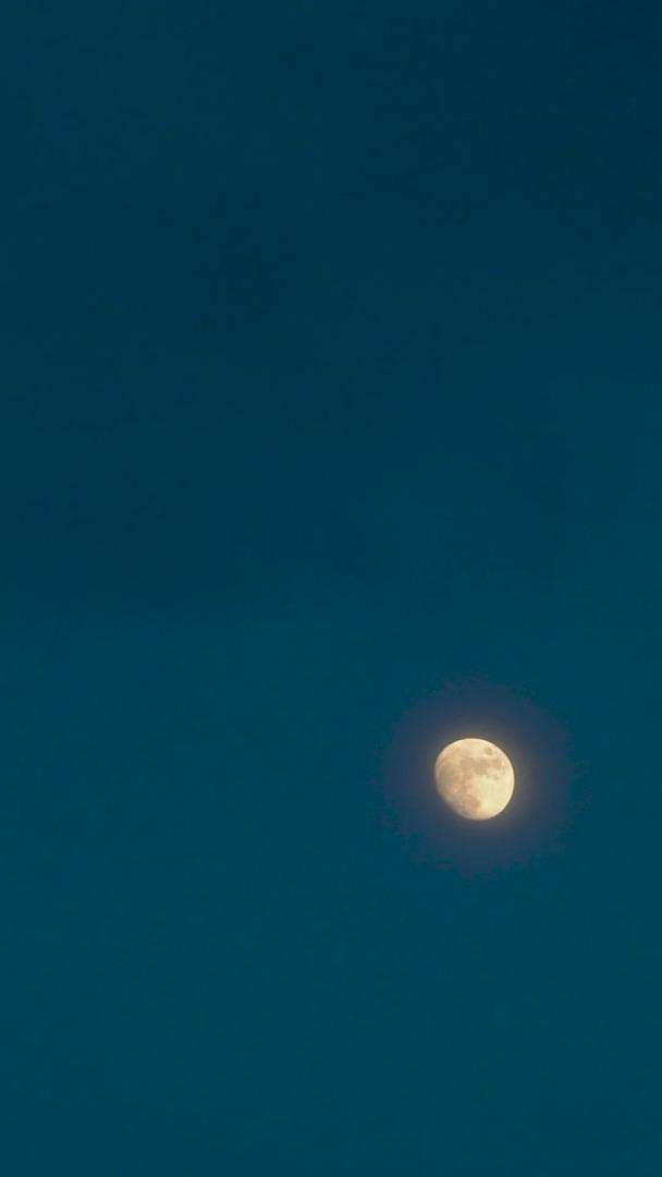 月亮凸月升起夜幕降临延迟视频的预览图