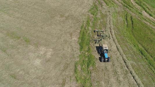 农场田地上的拖拉机和雷克车视频的预览图