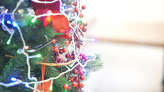 装饰花园和玩具的圣诞树视频的预览图