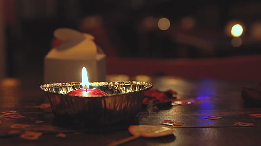 晚上活动在桌子上点燃蜡烛视频的预览图