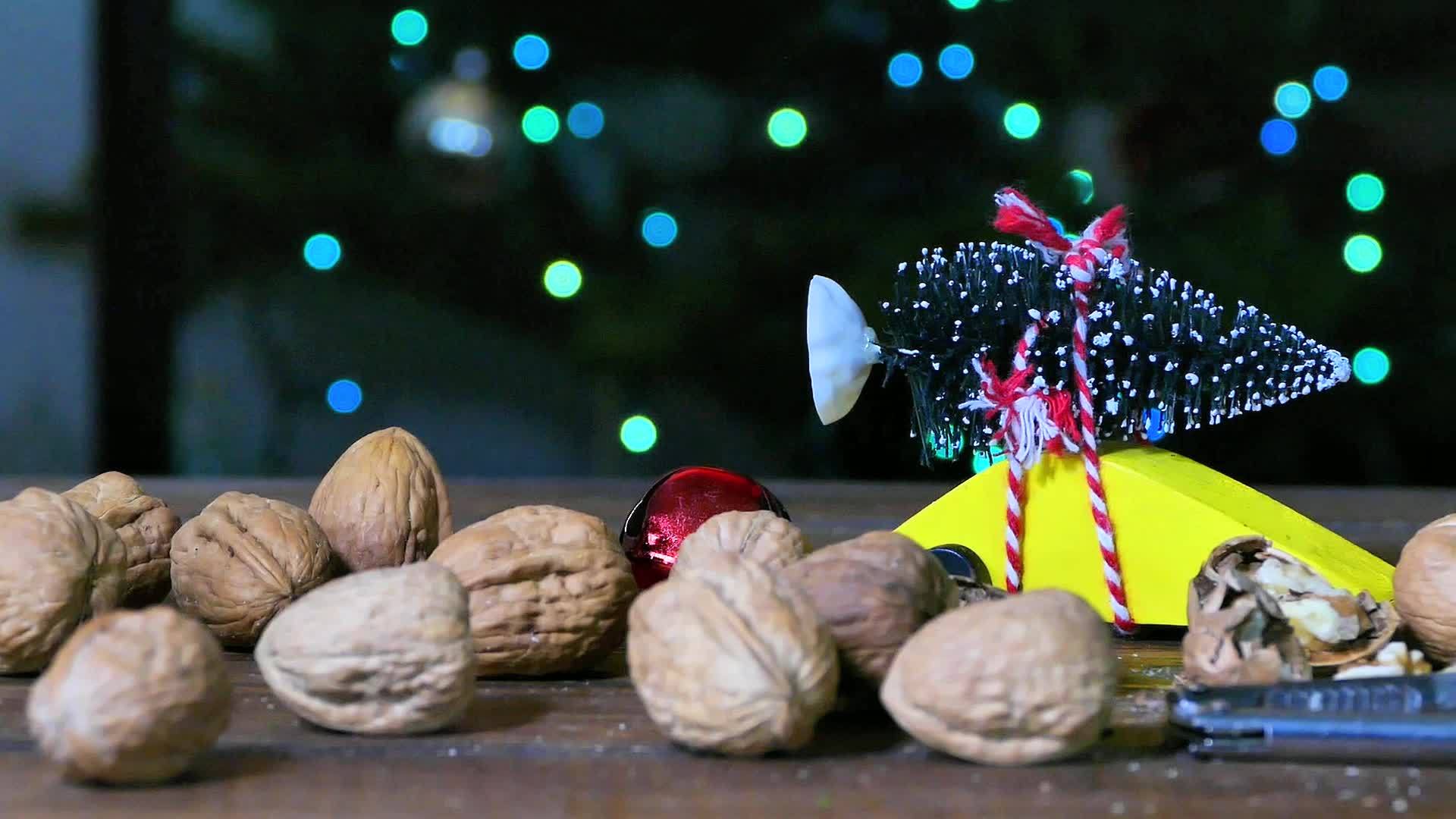 圣诞装饰在滑动桌面上视频的预览图