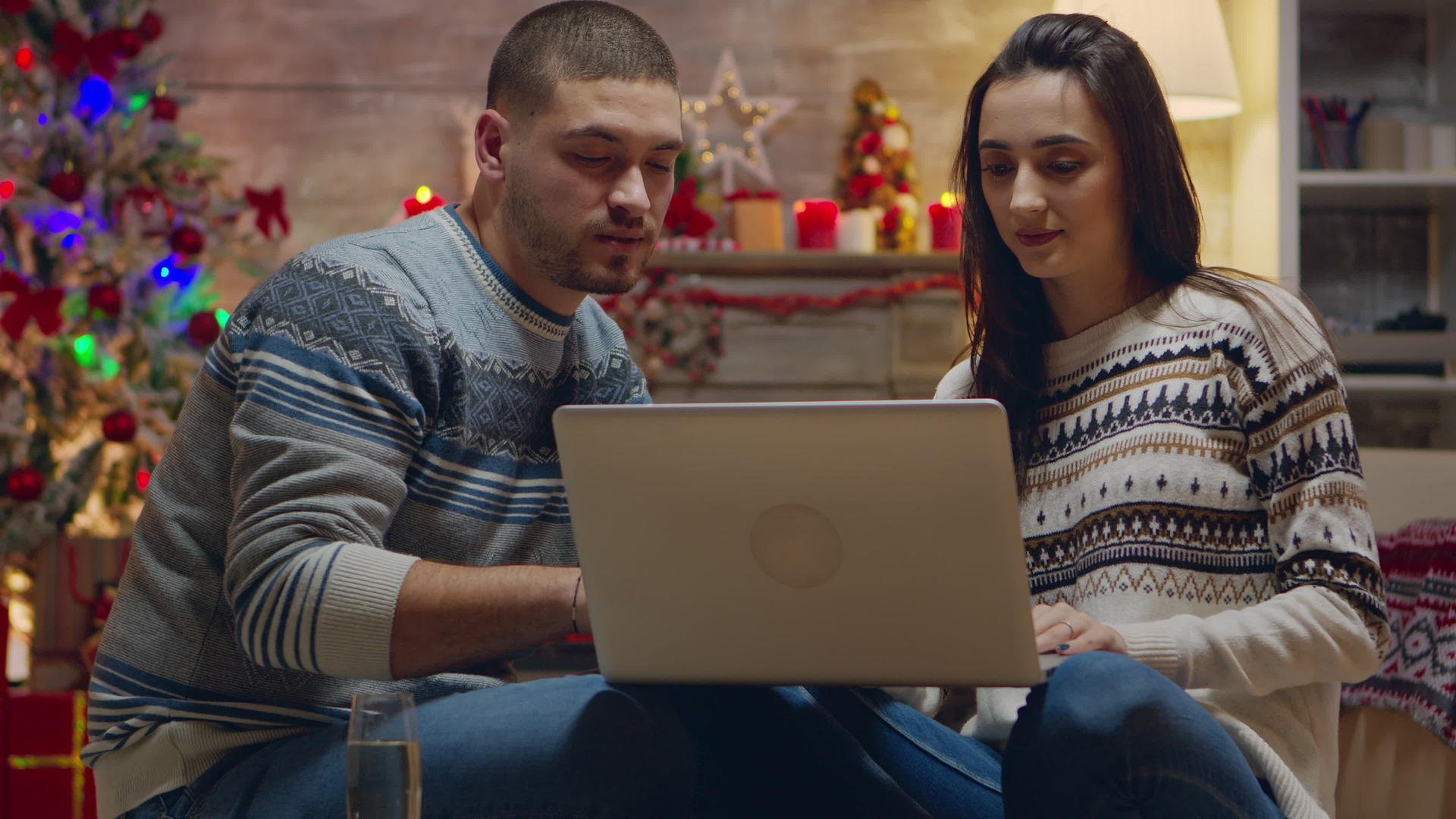 年轻家庭使用笔记本电脑在线购物视频的预览图