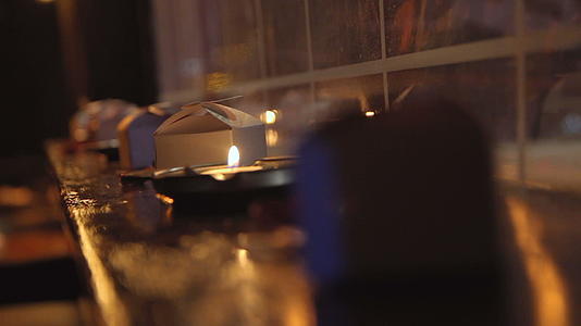 晚上活动在桌子上点燃蜡烛视频的预览图