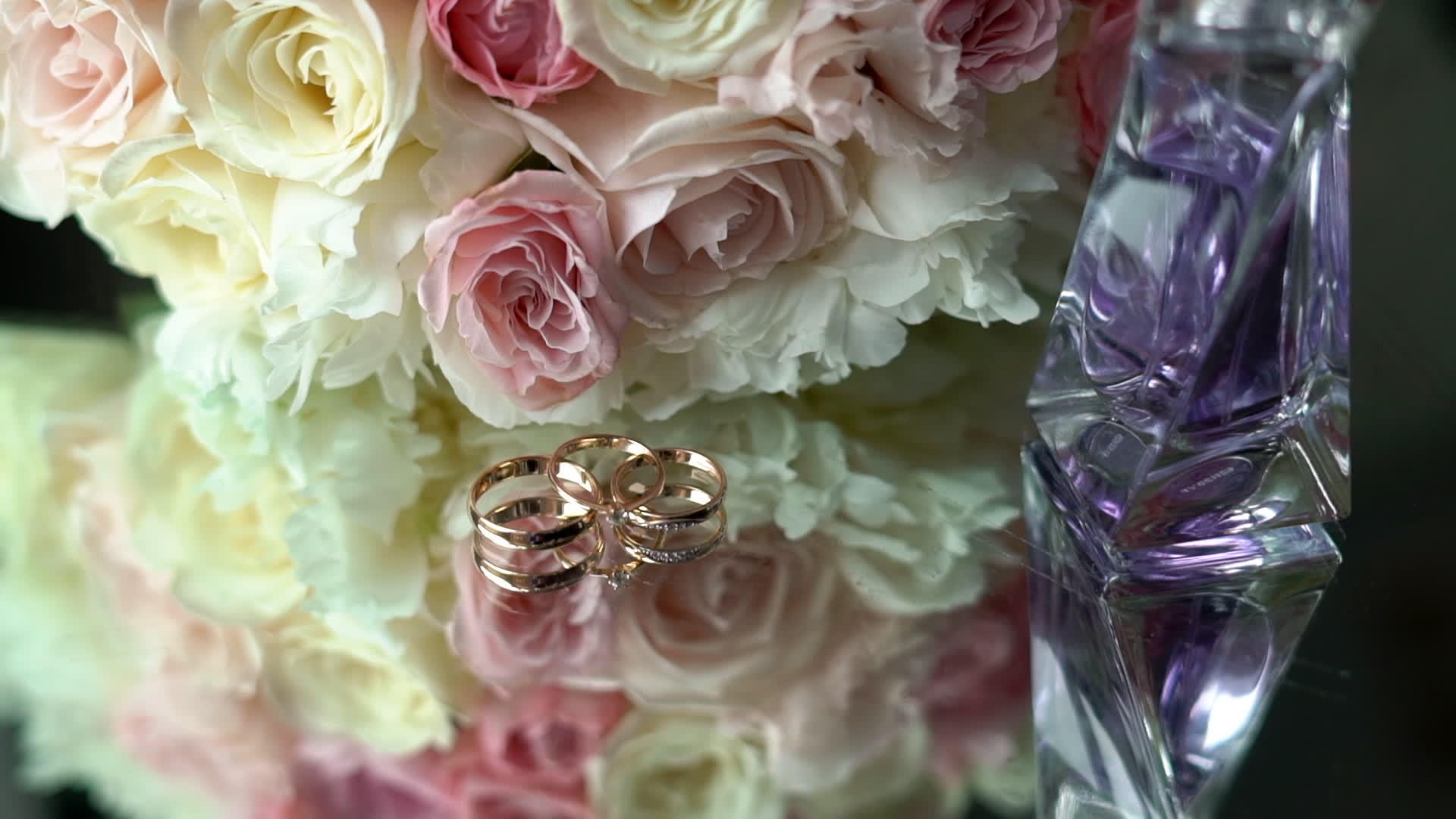 结婚戒指的玻璃背景视频的预览图