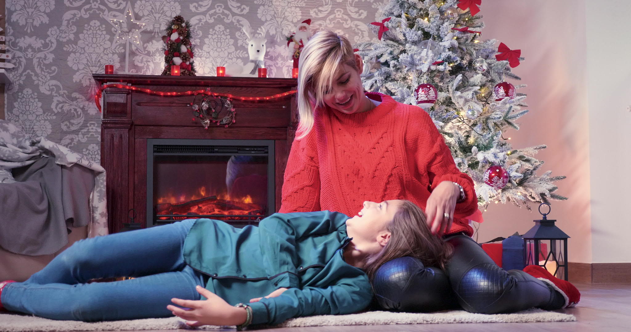 圣诞节那天年轻快乐的女儿和母亲在一起视频的预览图