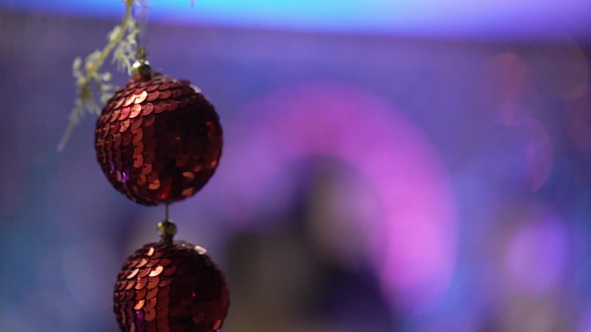 节日派对上装饰圣诞红球视频的预览图