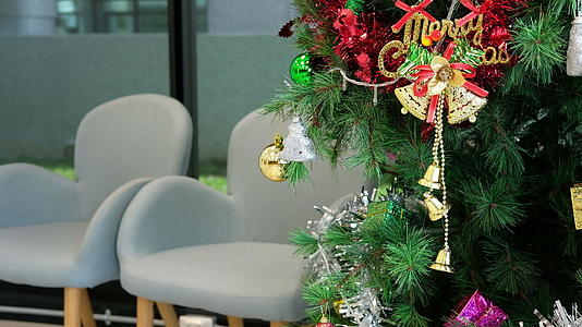 装饰客厅的圣诞树视频的预览图