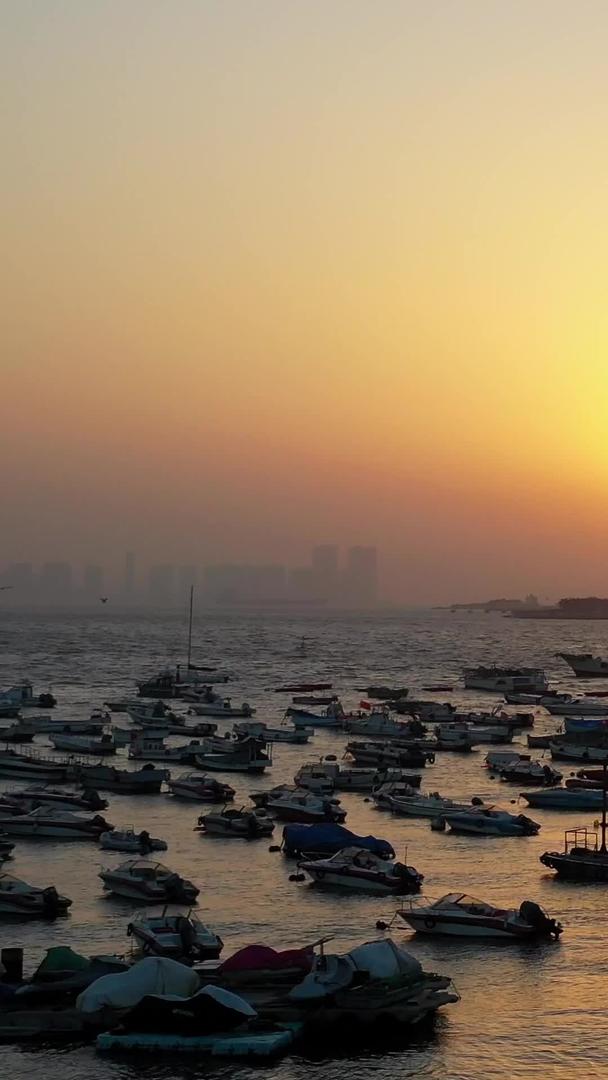 青岛海滨风光在夕阳下航拍视频视频的预览图