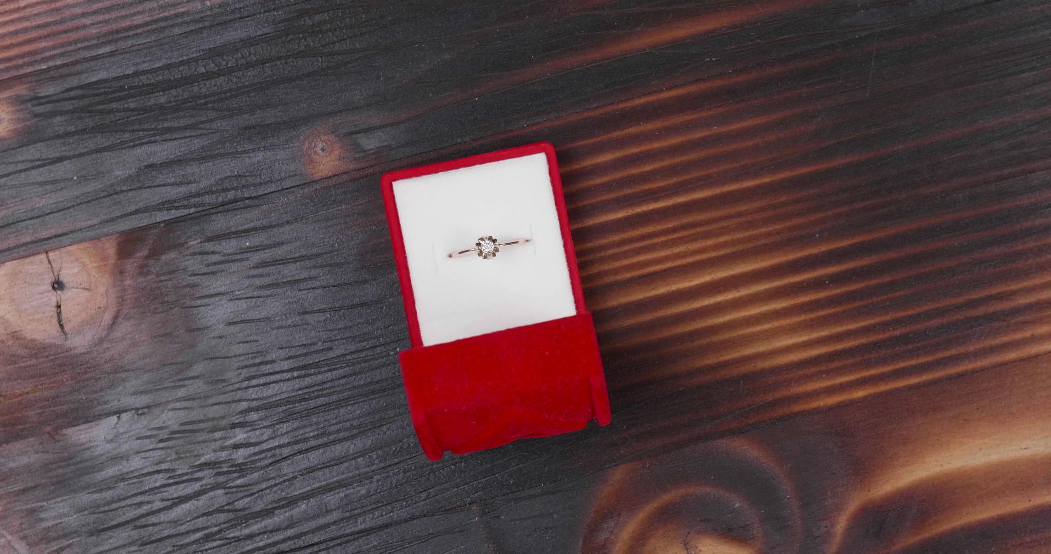 关于旧木背景的红色订婚戒指视频的预览图