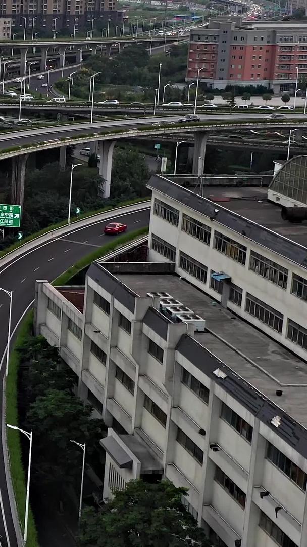 南京城市赛虹桥高架车流黄昏航拍视频的预览图