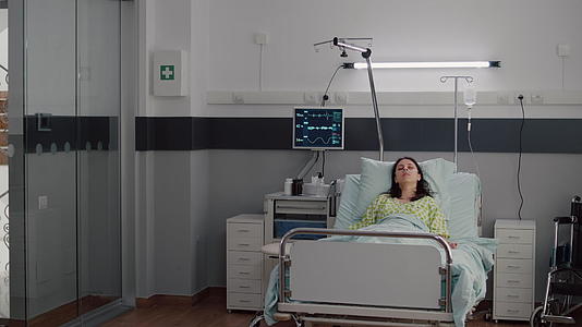 一个生病的女人穿着鼻氧氧管睡在床上视频的预览图