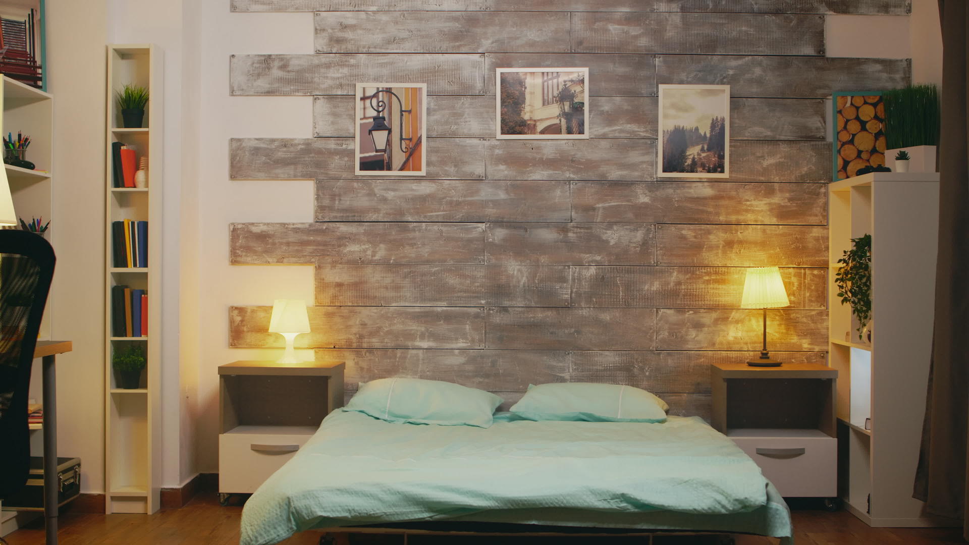 时尚公寓拍摄场景搭建舒适的床视频的预览图