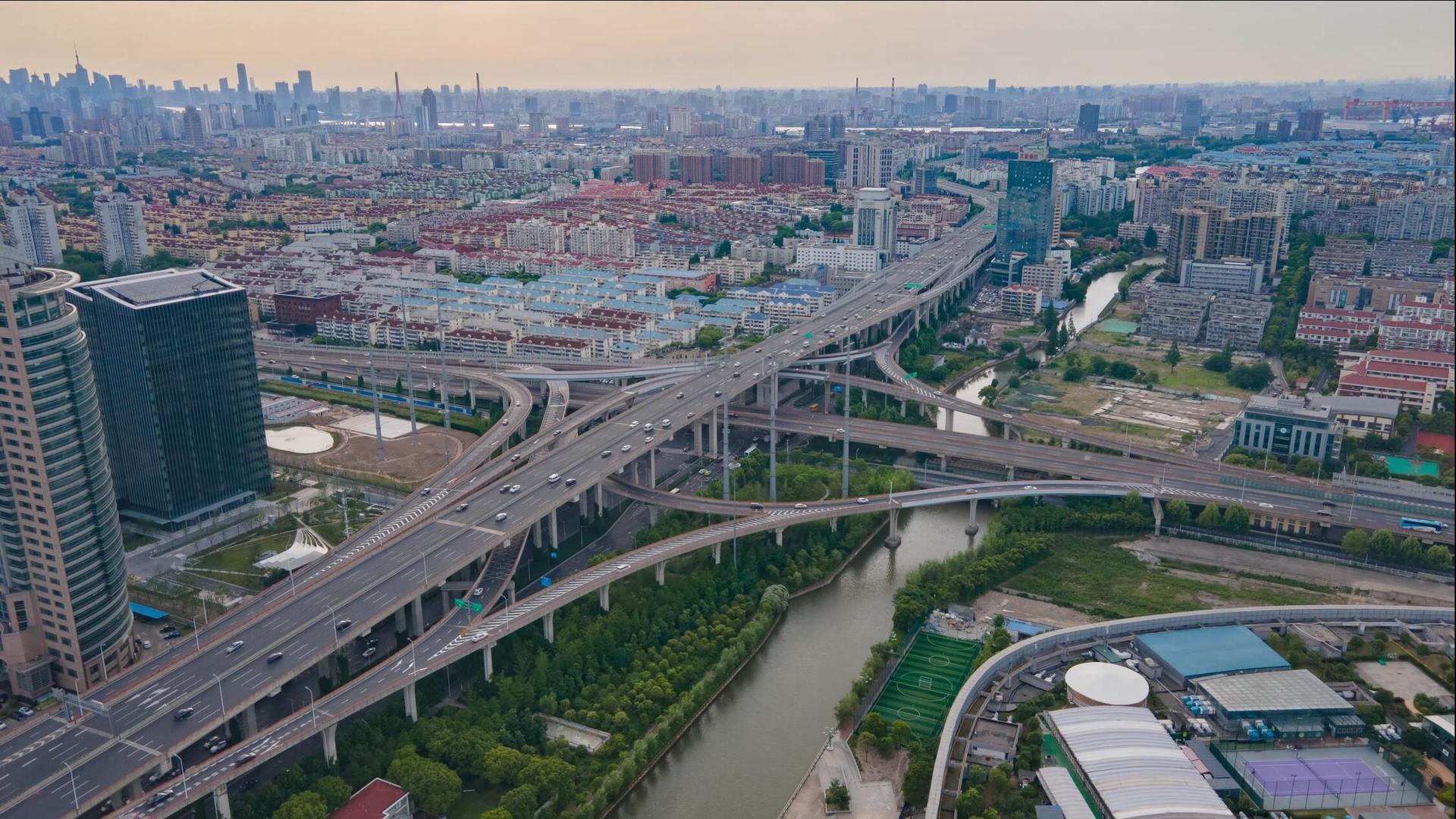 4k上海外环高速城市交通路口航拍移动延时摄影视频的预览图