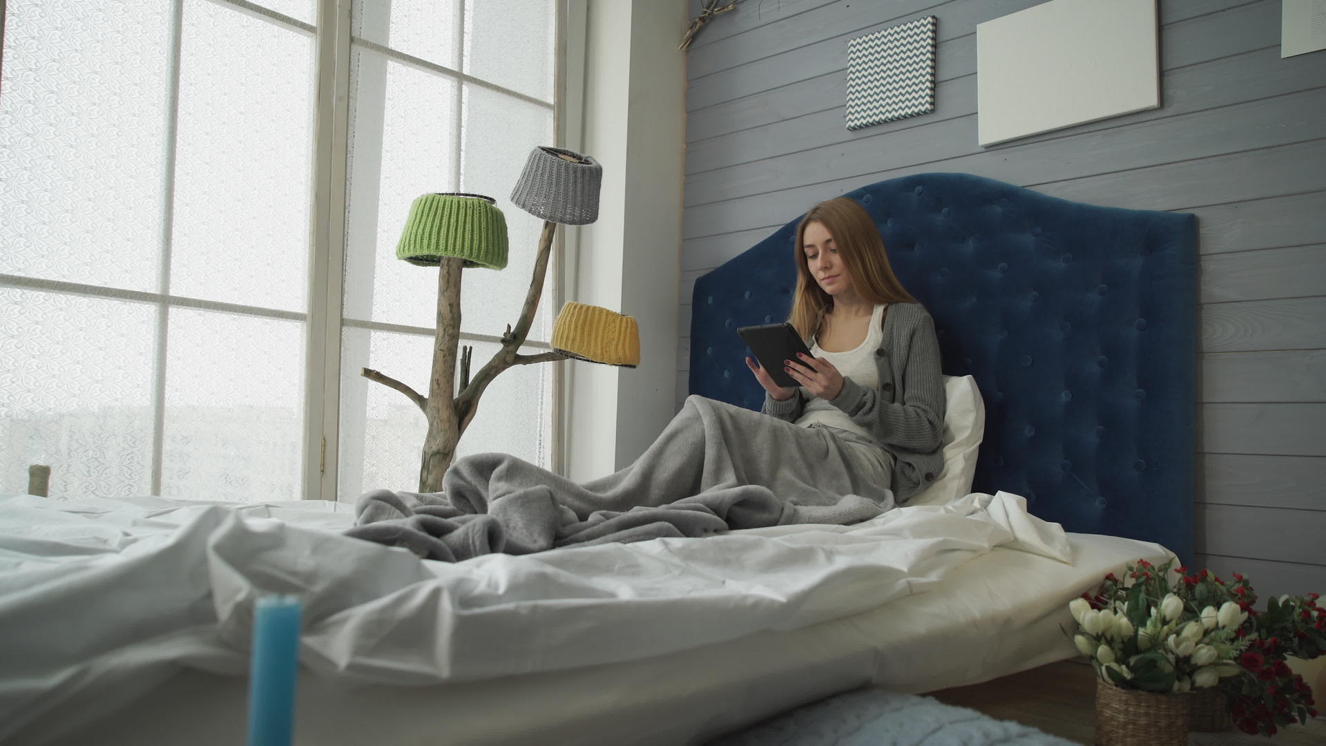 女人用平板电脑坐在床上视频的预览图