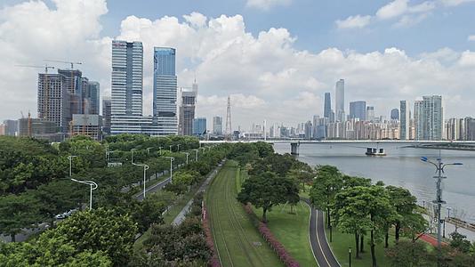 广州珠江沿江绿化城市商务建筑视频的预览图