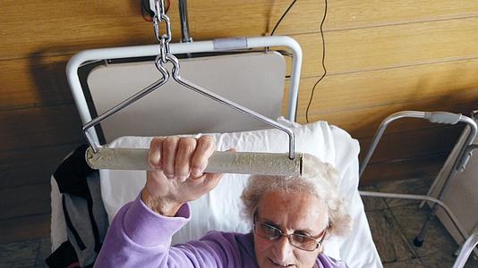 医疗保健和老年人的概念——悲伤的老年妇女躺在医院病房的床上视频的预览图