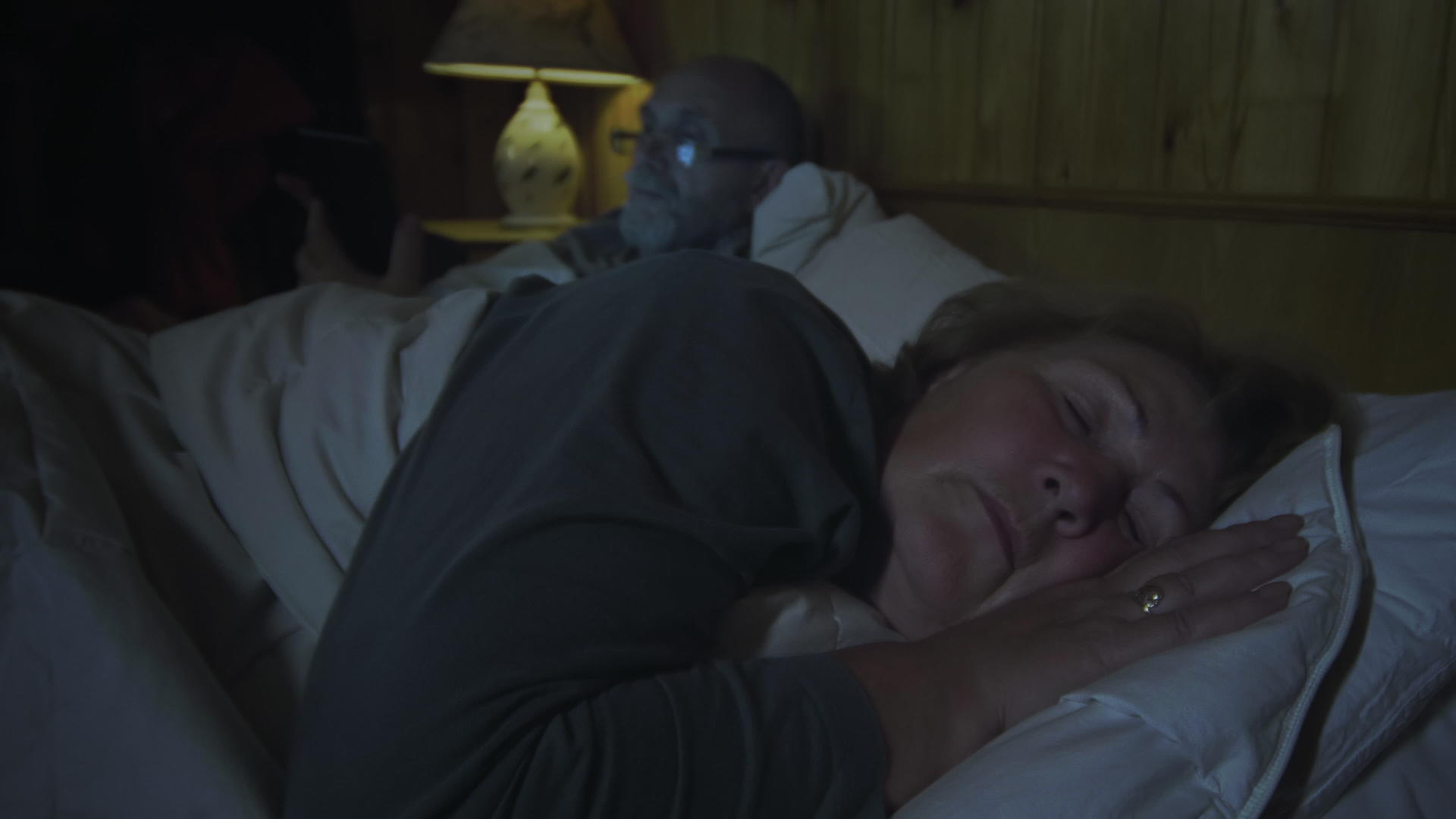成年妇女睡在床上视频的预览图