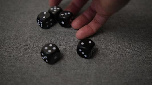 收集骰子的选择性焦点是慢动作视频灰色背景黑色立方体视频的预览图