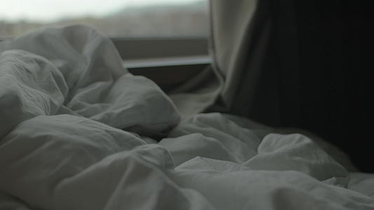 早晨躺在床上的毛毯视频的预览图