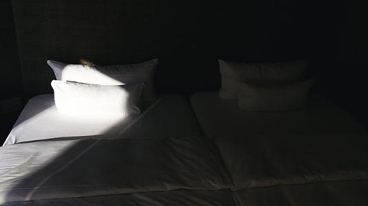 阳光照在白床上视频的预览图
