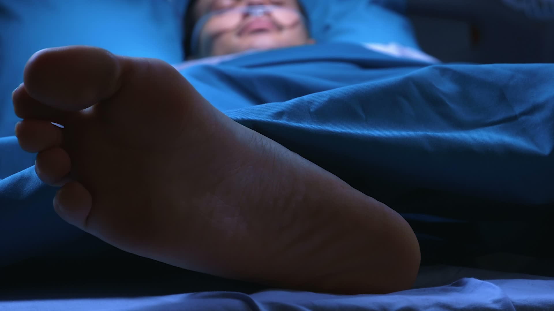 病人躺在医院病床上视频的预览图