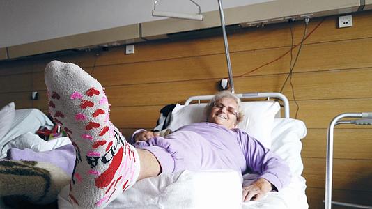 安静的老妇人住在医院里睡觉视频的预览图