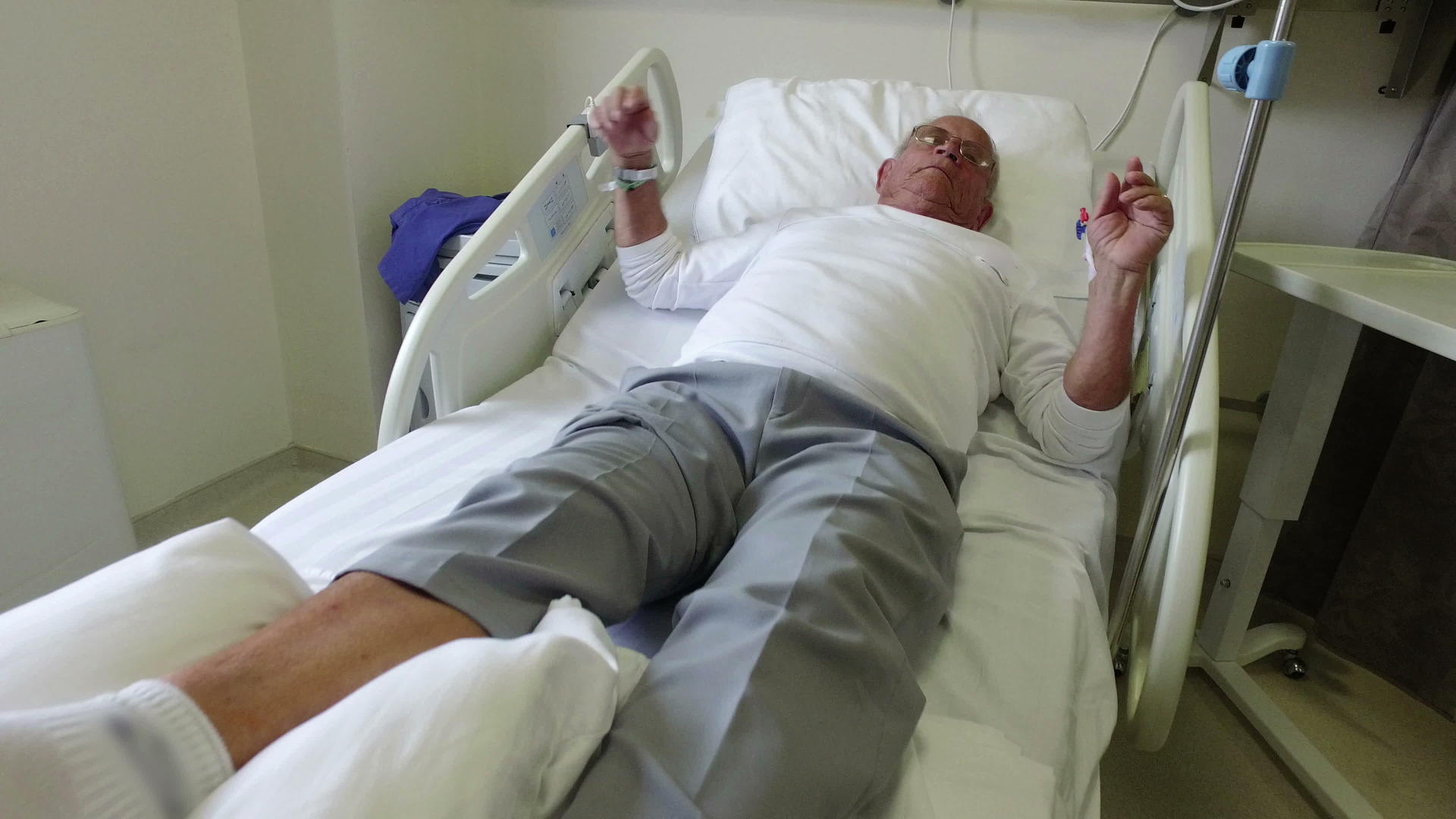 老年患者躺在医院床上放松视频的预览图