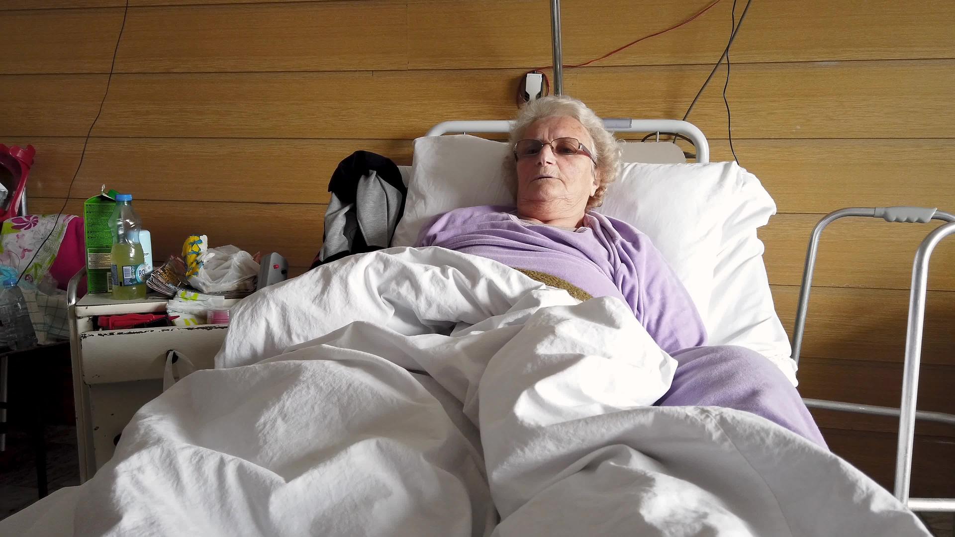 老太太睡在医院的床上视频的预览图