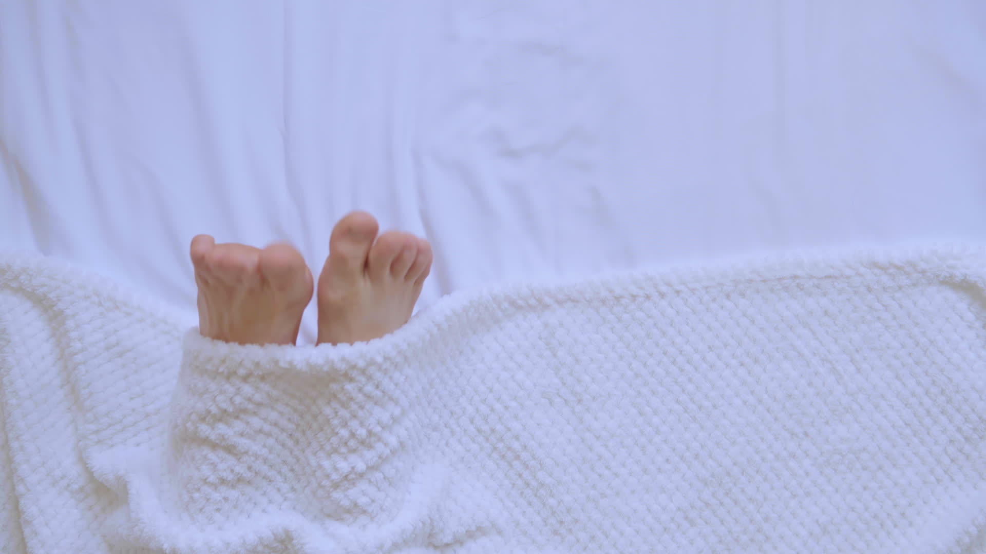 男人的腿下的白色毯子视频的预览图