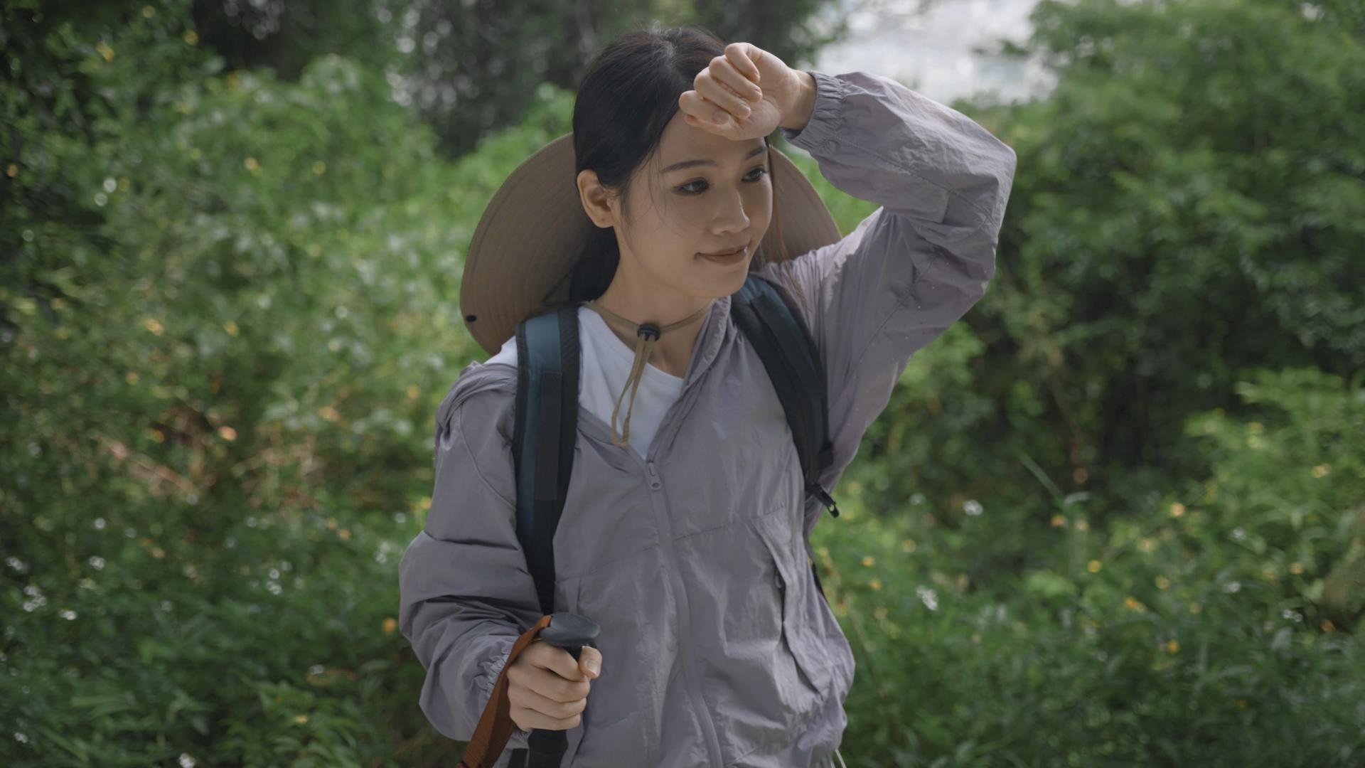 4k女性假期夏季爬山锻炼疲劳擦汗视频的预览图