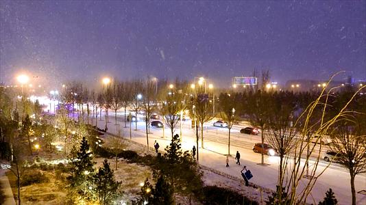 4k实拍北方城市风雪交加的夜晚街道上缓慢的车流行人视频的预览图
