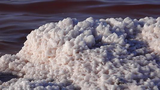 Kuyalnik河口黑海盐晶体覆盖盐湖岸边的石头视频的预览图