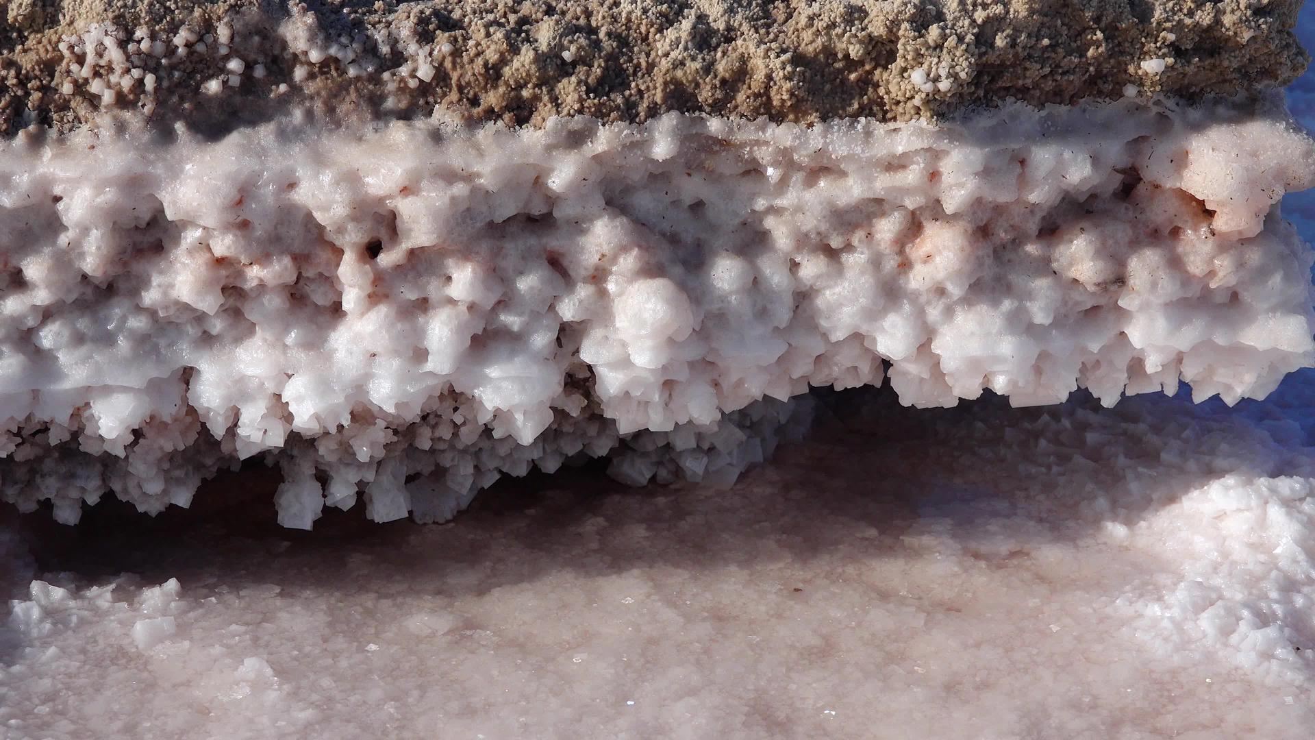 Kuyalnik河口黑海盐晶体覆盖盐湖岸边的石头视频的预览图