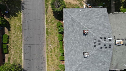 2020年6月20日在住宅公寓进行屋顶建筑修理工视频的预览图
