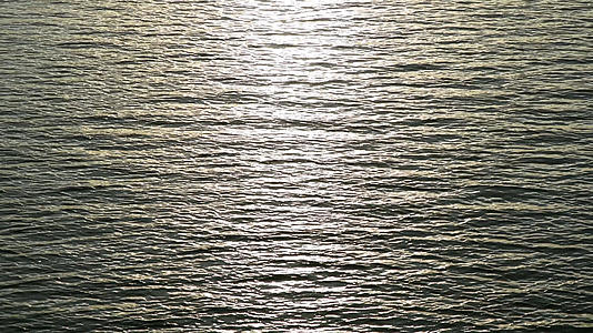 4K夕阳下波光粼粼的水面视频的预览图