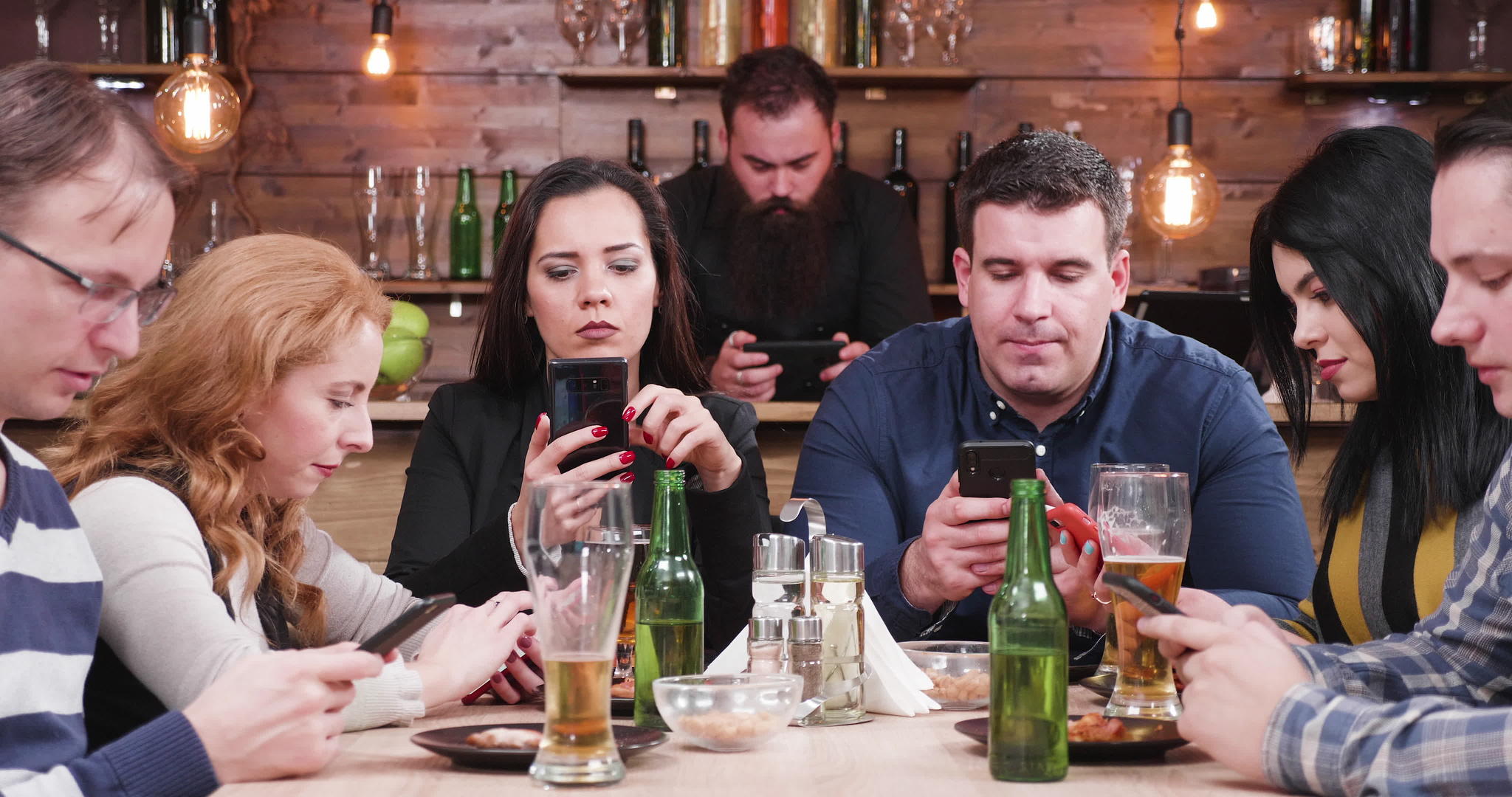 酒吧里的朋友们正在看智能手机而不是聊天而不是聊天视频的预览图