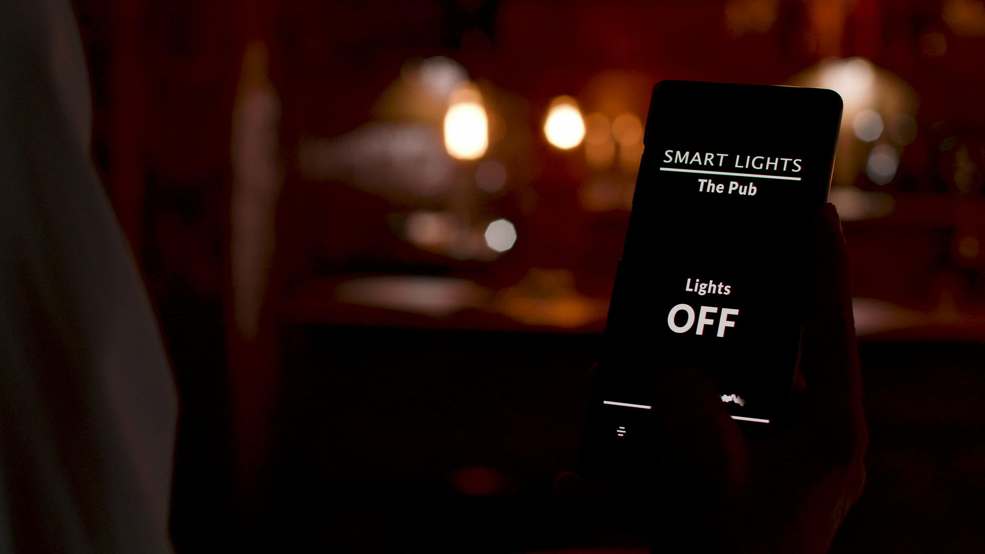 酒保使用智能家庭程序打开酒吧服务员的灯视频的预览图