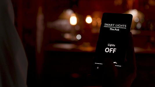 酒保使用智能家庭程序打开酒吧服务员的灯视频的预览图