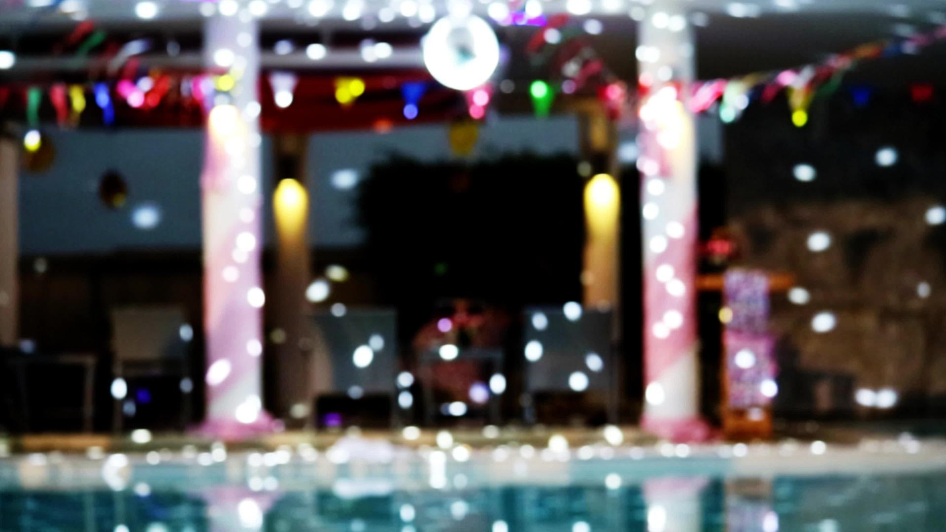 模糊的声音和灯光派对在豪华游泳池视频的预览图