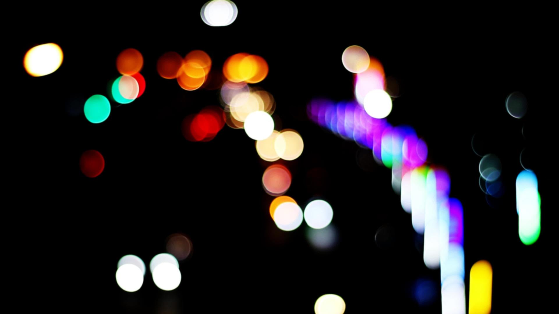 市场博览会路边夜间照明时车辆模糊车辆模糊bokeh视频的预览图