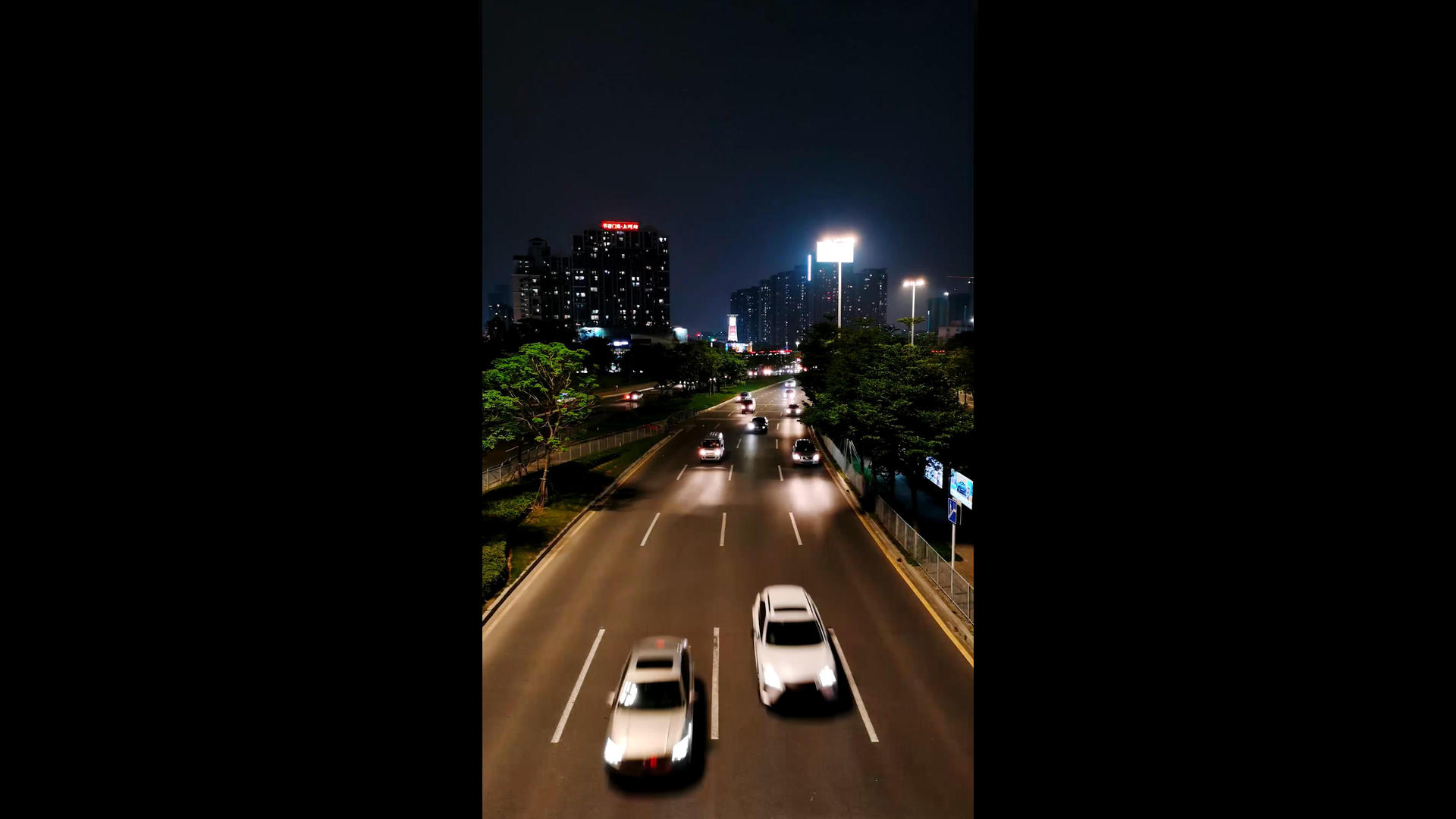 4K城市公路行驶的车流竖屏视频的预览图