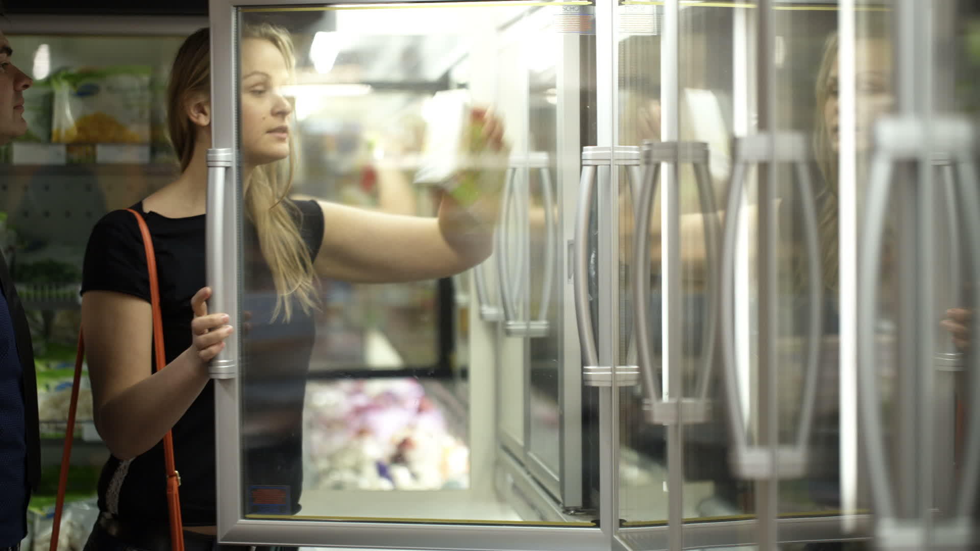 商店里的年轻夫妇买冷冻食品视频的预览图