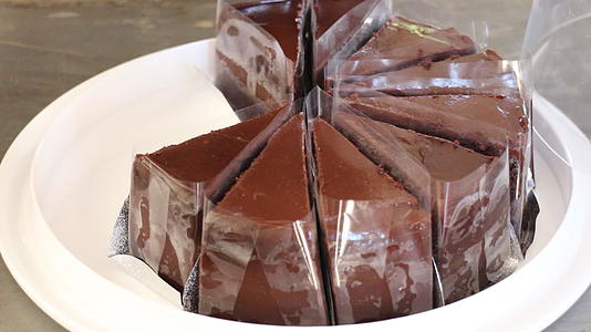 在塑料容器中储存巧克力蛋糕视频的预览图