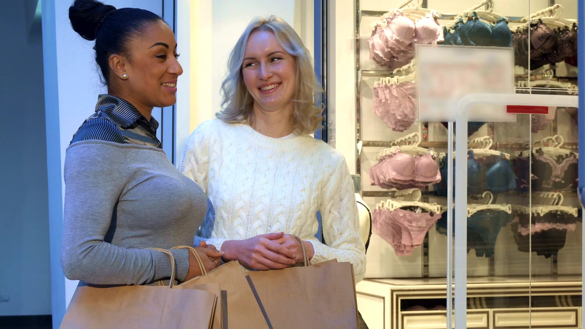 女性在内衣店附近讨论胸围和内衣视频的预览图