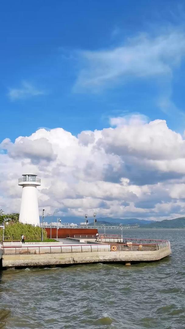 晴朗的天空下海岸灯塔竖屏视频的预览图