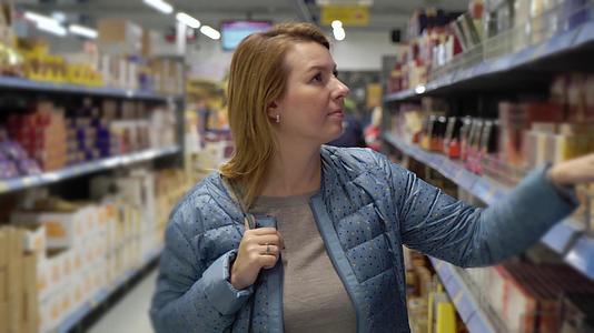 女性在超市购物视频的预览图