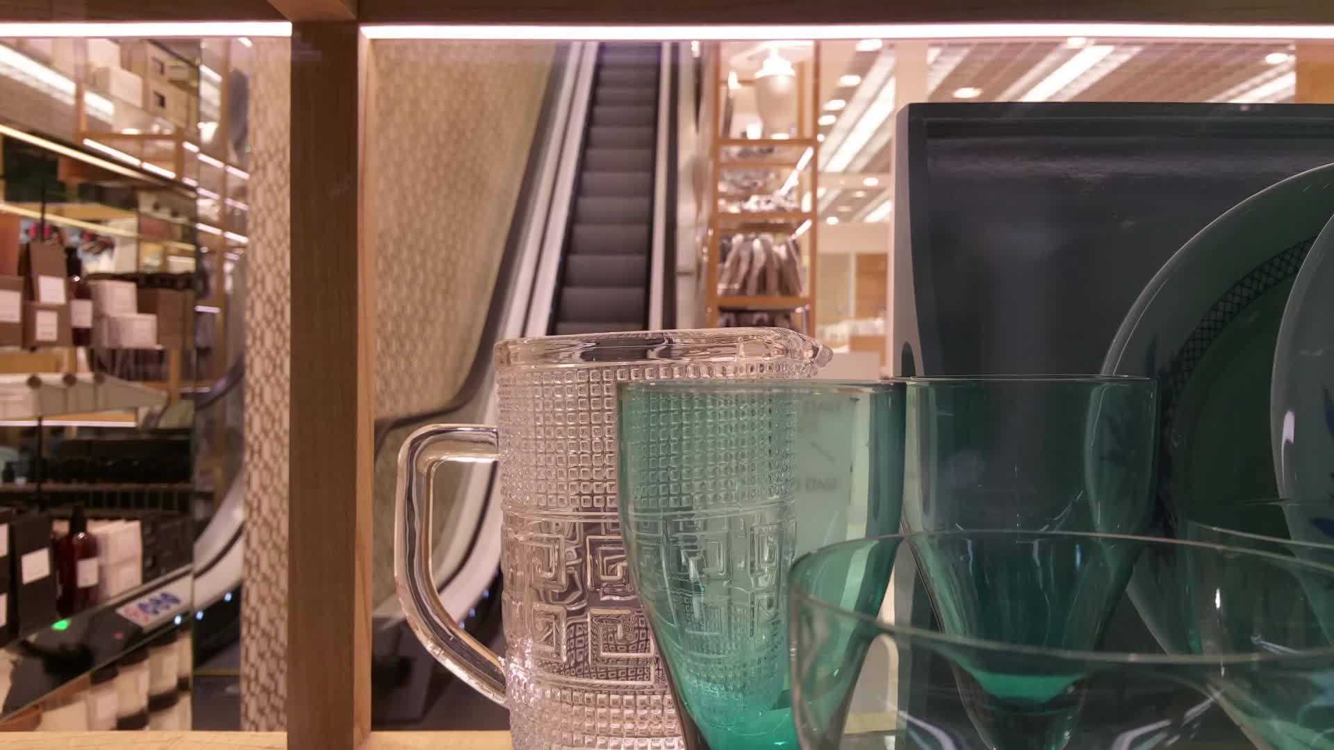 有家用物品和扶梯的商店视频的预览图